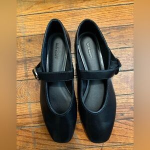 Old Navy Women's Black Flats with Strap